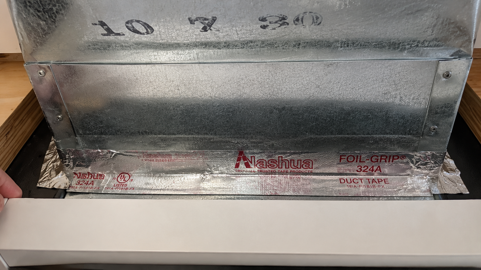 Disconnecting microwave duct adapter and ductwork